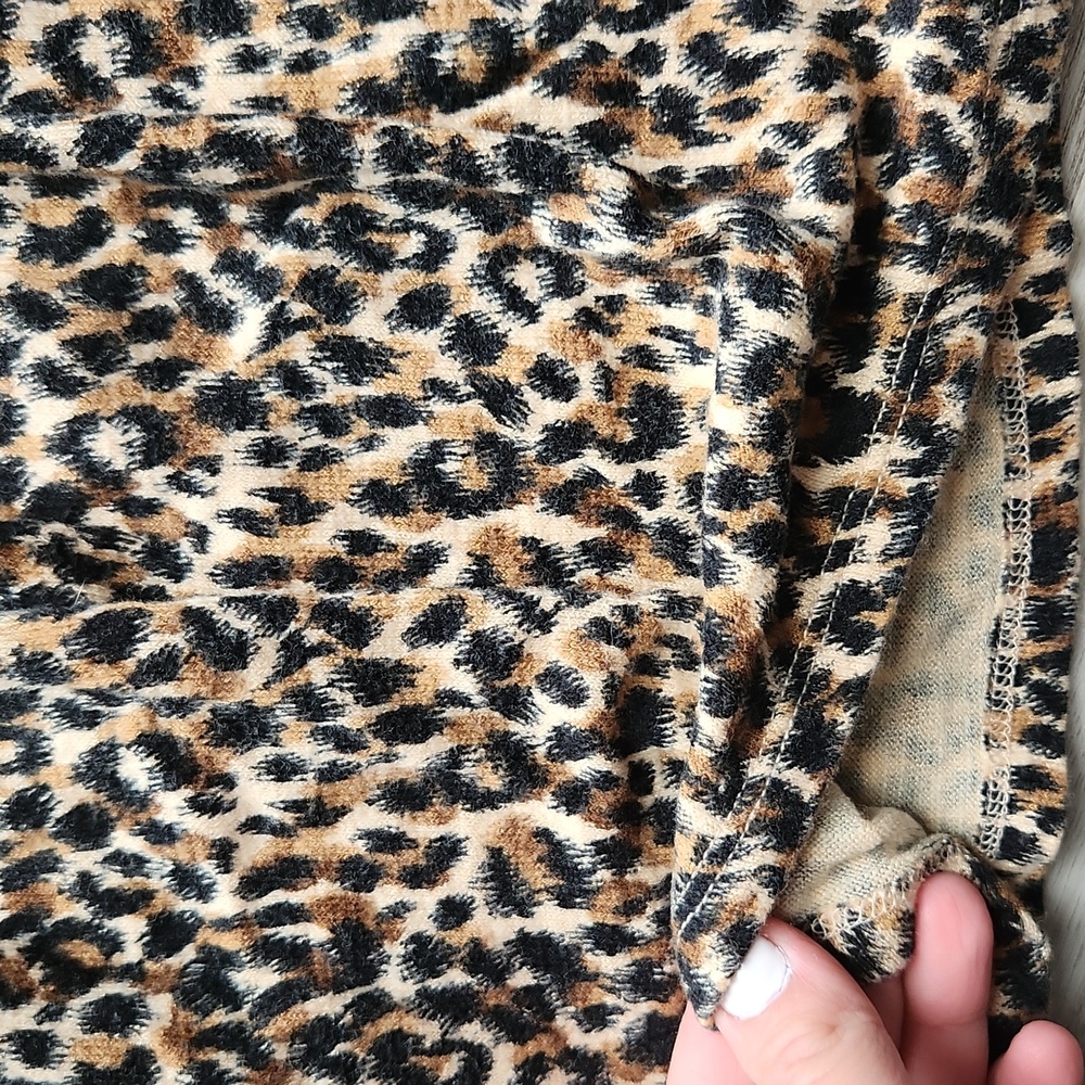 Old Navy Toddler Girl's Leopard Print Top - Picture 3 of 6